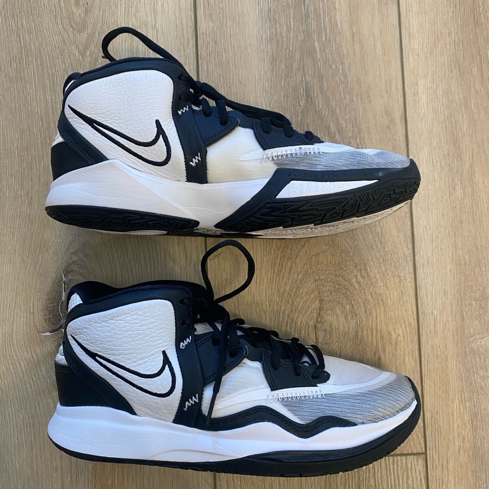 Nike Kyrie Infinity TB  Black and White basketball shoes. 
DO9616-100